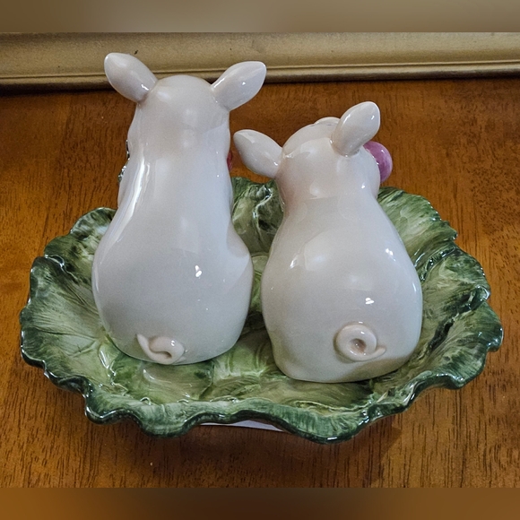 Fitz & Floyd French Market Collection Pig Salt and Pepper Shakers on Lettuce - Picture 2 of 16